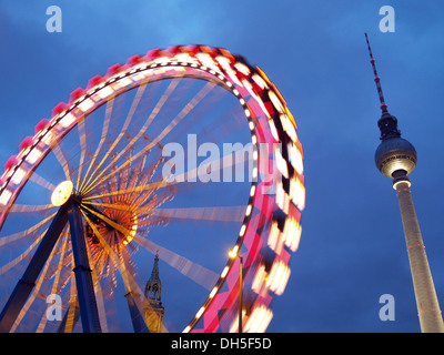 Grande roue et la tour de télévision de nuit, Berlin Banque D'Images