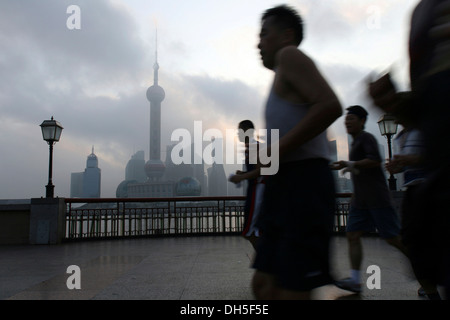 Porteur en face de l'Oriental Pearl Tower, Shanghai, Chine, Asie Banque D'Images