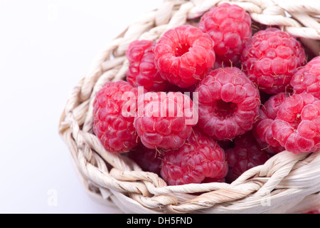 Panier de framboises mûres, isolé sur fond blanc Banque D'Images