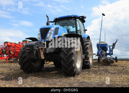 Tracteur New Holland Ford bleu Banque D'Images