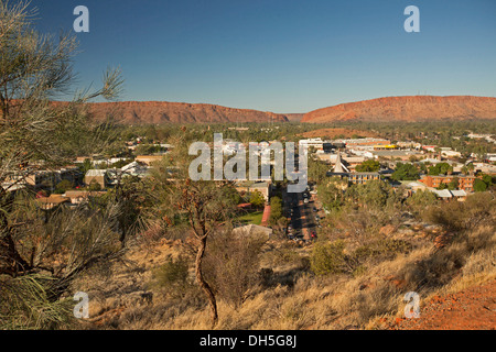 Voir l'outback australien de la ville d'Alice Springs à partir de Lookout - montrant zone urbaine et stony rouge varie sous ciel bleu Banque D'Images