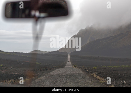 Vues sur la route depuis l'intérieur du véhicule, Cha das Caldeiras, île de Fogo, Cap-Vert Banque D'Images