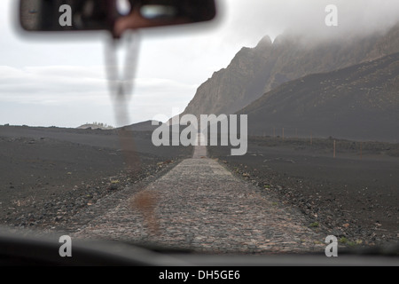 Vues sur la route depuis l'intérieur du véhicule, Cha das Caldeiras, île de Fogo, Cap-Vert Banque D'Images