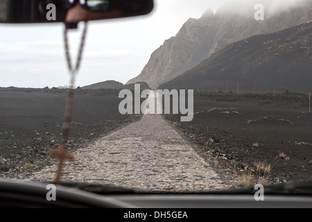 Vue sur la route depuis l'intérieur de la voiture, Cha das Caldeiras, île de Fogo, Cap-Vert Banque D'Images