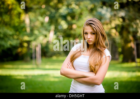 Portrait de cheeky girl - piscine en plein air dans la nature Banque D'Images