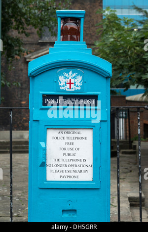 La police bleue historique appel public à Aldgate, London, England, UK Banque D'Images