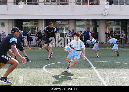 Tokyo, Japon. 1er novembre 2013. Vue générale Rugby : tous les Noirs ont visité l'école primaire. d'Aoyama à Tokyo, au Japon . Credit : YUTAKA/AFLO SPORT/Alamy Live News Banque D'Images