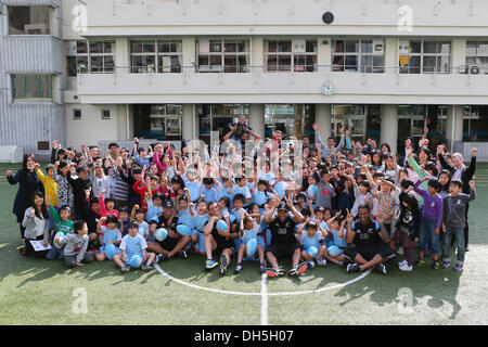 Tokyo, Japon. 1er novembre 2013. Vue générale Rugby : tous les Noirs ont visité l'école primaire. d'Aoyama à Tokyo, au Japon . Credit : YUTAKA/AFLO SPORT/Alamy Live News Banque D'Images