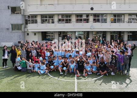 Tokyo, Japon. 1er novembre 2013. Vue générale Rugby : tous les Noirs ont visité l'école primaire. d'Aoyama à Tokyo, au Japon . Credit : YUTAKA/AFLO SPORT/Alamy Live News Banque D'Images