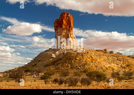 Stark outback australien - immense paysage rocheux rouge Chambres de la colonne pilier spearing dans Ciel bleu avec des touffes de nuages blancs Banque D'Images