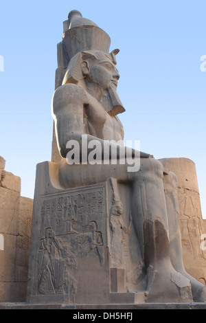 Tourné vers le côté d'une statue pharaonique assis sur l'ancien temple de Louxor en Égypte (Afrique) Banque D'Images