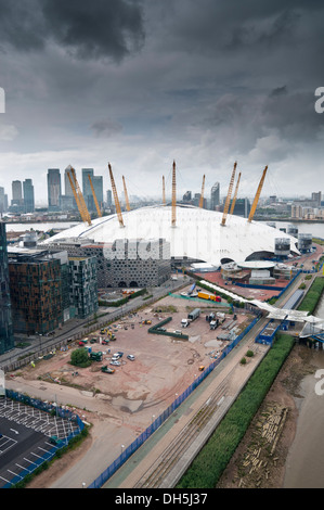 Vue sur O2 Arena (dôme du millénaire) à travers Tamise avec Canary Wharf en arrière-plan, London, UK Banque D'Images