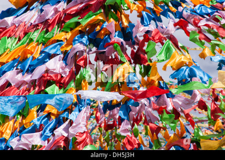 Les drapeaux de prières flottant au vent dans les montagnes entourant Litang dans l'ouest de la province du Sichuan, Chine Banque D'Images