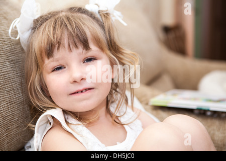 Pretty Caucasian girl sitting ayant tiré dans les genoux Banque D'Images