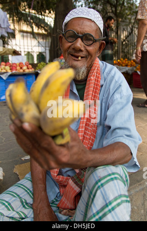 Homme âgé de vendre des bananes sur le bord de la route, Dhaka, Bangladesh, l'Asie du Sud, Asie Banque D'Images