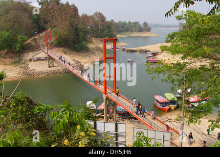 Pont suspendu rouge, Jhulonto Bridge à Rangamati, le lac de Kaptai, Chittagong, Bangladesh, l'Asie du Sud, Asie Banque D'Images