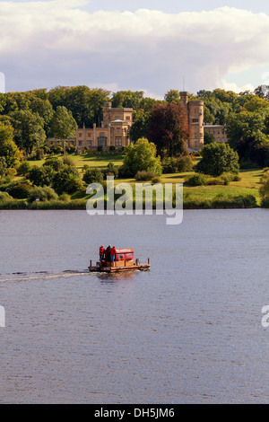 Radeau en bois sur le lac Glienicke en face du château de Schloss Babelsberg Potsdam, Potsdam, Brandebourg, Allemagne, Banque D'Images