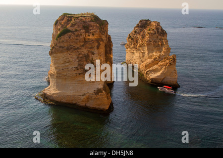 Bateau à moteur entre El Rawsheh Rock ou Pigeon Rocks, Beirut, Liban Banque D'Images