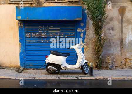 Scooter stationnés illégalement en face d'une sortie de garage, Beyrouth, Liban Banque D'Images