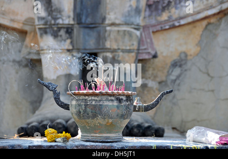 L'encens en face d'une statue de Bouddha, Wat Saphan Hin, Parc historique de Sukhothaï, Sukhothai, Thaïlande, Asie Banque D'Images