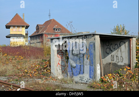 Signal délabrées house en face de l'ancienne boîte de signal à partir de 1914, abandonné de gare de triage à Duisburg Wedau, industriel Banque D'Images