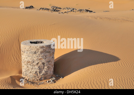 L'accès vertical de l'arbre d'un qanat, le système d'irrigation dans la région de Merzouga, Maroc, Afrique Banque D'Images