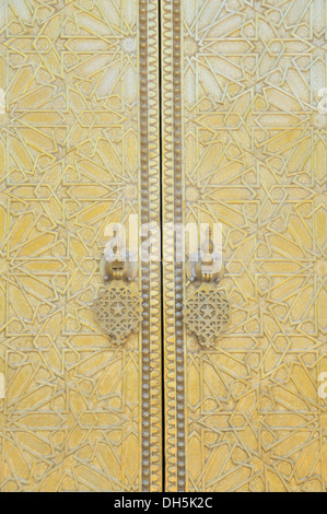 Porte du palais royal, du Palais Royal, de Dar el-Makhzen, à la place des Alaouites à Fès Djedid, Fes, Maroc, Afrique Banque D'Images
