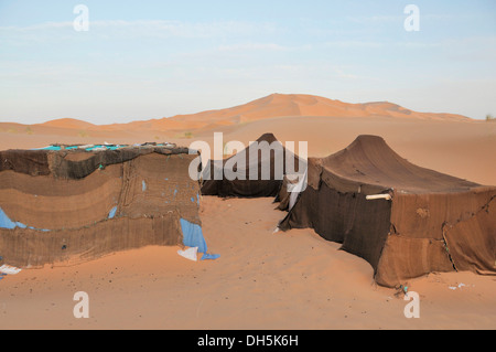 Tente berbère, Erg Chebbi, Merzouga, Maroc, Afrique du Nord Banque D'Images