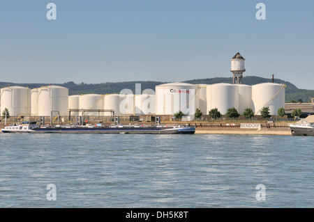 Plus important site de stockage d'huile entre Mayence et Cologne, port du Rhin Bendorf, Rhénanie-Palatinat Banque D'Images