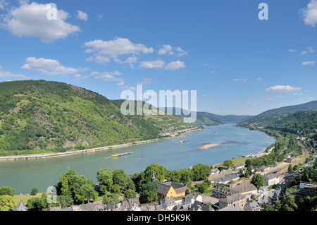 Vue depuis le château de Burg Stahleck Bacharach, en Rhénanie-Palatinat, sur le Rhin à Lorchhausen, Hesse, UNESCO World Banque D'Images