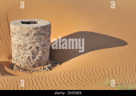 L'accès vertical de l'arbre d'un système d'irrigation Qanat à Merzouga, Maroc, Afrique Banque D'Images