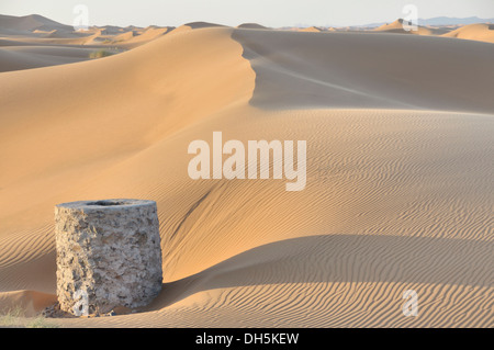 L'accès vertical de l'arbre d'un système d'irrigation Qanat à Merzouga, Maroc, Afrique Banque D'Images