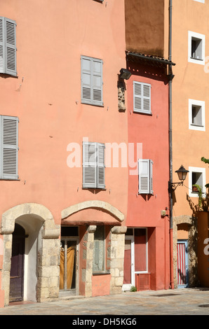 Maisons Étroites Colorées Ou Colorées Dans La Vieille Ville Ou Le Quartier Historique Grasse Alpes-Maritimes France Banque D'Images