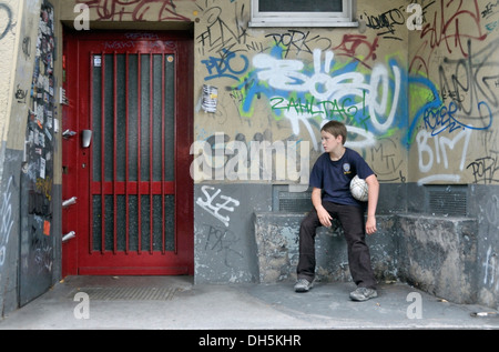 Garçon fatigué, 10 ans, assis dans une embrasure, Cologne, Rhénanie du Nord-Westphalie Banque D'Images