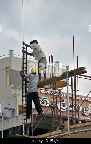 Site de construction de la nouvelle gare routière, l'acier fixateurs, constructeurs, Galle, au Sri Lanka, à Ceylan, en Asie du Sud, Asie Banque D'Images