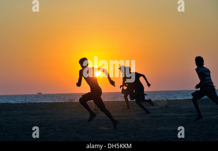 Les jeunes hommes jouent au football sur la plage, Negombo, Sri Lanka, Ceylan, l'Asie du Sud, Asie Banque D'Images