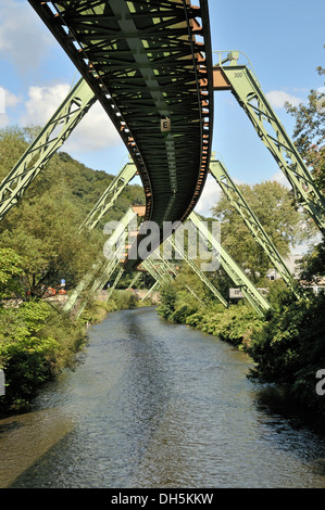 Système de soutien, tramway flottant Wuppertal monorail suspendu, Wuppertal, région de Bergisches Land, Rhénanie du Nord-Westphalie Banque D'Images