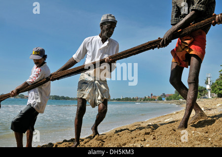 En tirant dans un filet de pêcheurs sur une plage à Galle, au Sri Lanka, à Ceylan, en Asie du Sud, Asie Banque D'Images