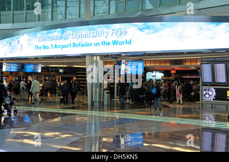 Les boutiques hors taxes, terminal 3, Aéroport International de Dubai, Dubaï, Émirats arabes unis, au Moyen-Orient, en Asie Banque D'Images