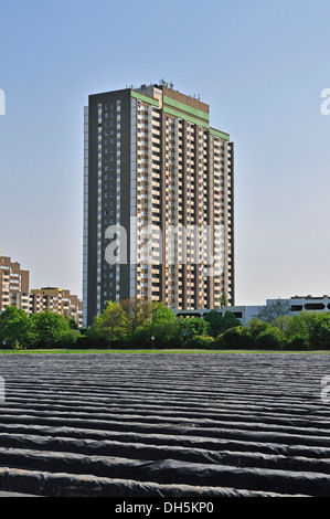 Couverts champs d'asperges avec KoelnBerg immeuble de grande hauteur à l'arrière, dans le Meschenisch hotspot social quartier de Cologne Banque D'Images