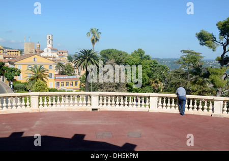 Tourisme et vue sur la vieille ville de Grasse depuis l'Esplanade et le boulevard Fragonard Alpes-Maritimes France Banque D'Images