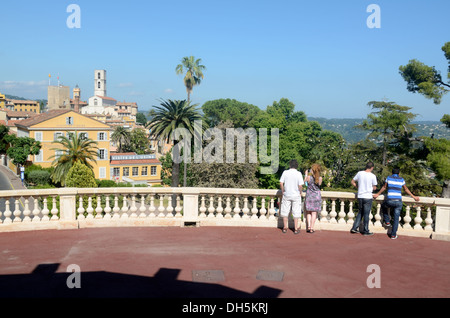 Les touristes Profitent de la vue sur le musée De La Parfumerie Fragonard, la vieille ville ou le quartier historique & Gardens à Grasse Alpes-Maritimes France Banque D'Images