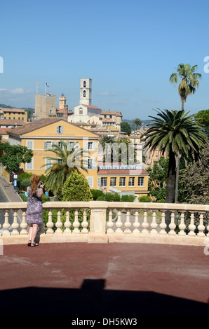 Tourisme Et Vue Sur Le Musée De Parfumerie Fragonard, La Vieille Ville Et Le Quartier Historique De Grasse Alpes-Maritimes France Banque D'Images