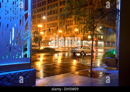 Tôt le matin, le dirigeant d'une voiture se trouve sous la pluie à une jonction à Chicago près de South State Street et Van Buren Banque D'Images