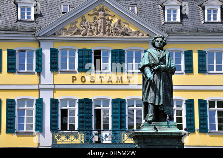 Monument Beethoven sur Muensterplatz square, en face de l'Postamt bureau de poste principal, dans l'Fuerstenberg Palais, Bonn Banque D'Images