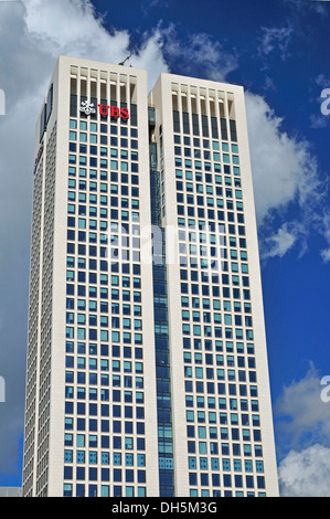 Immeuble de bureaux OpernTurm avec la Suisse UBS AG, West End, quartier financier, Frankfurt am Main, Hesse, PublicGround Banque D'Images