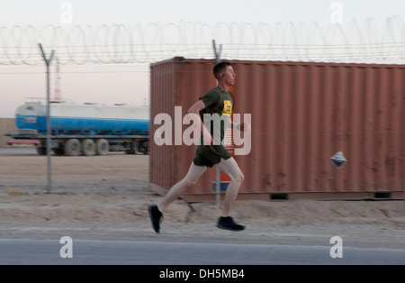 Glissières de la concurrence dans le Marine Corps 2013 Fowrard Marathon au Camp Sapadalure, l'Afghanistan le 27 octobre. Plus de 300 coureurs ont participé au marathon de cette année. C'est la cinquième année un marathon par satellite a été tenue au Camp Sapadalure. Banque D'Images