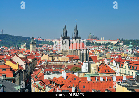 Vue panoramique depuis la tour poudrière, l'église Notre Dame avant Tyn, le quartier historique, le château de Prague à l'arrière Banque D'Images