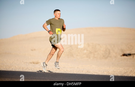 Glissières de la concurrence dans le Marine Corps 2013 Fowrard Marathon au Camp Sapadalure, l'Afghanistan le 27 octobre. Plus de 300 coureurs ont participé au marathon de cette année. C'est la cinquième année un marathon par satellite a été tenue au Camp Sapadalure. Banque D'Images