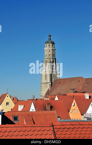 L'Église Protestante de Saint Georges avec les 89,5 m de haut clocher de l'église, également connu sous le nom de Daniel tower, Noerdlingen, Donau-Ries Banque D'Images